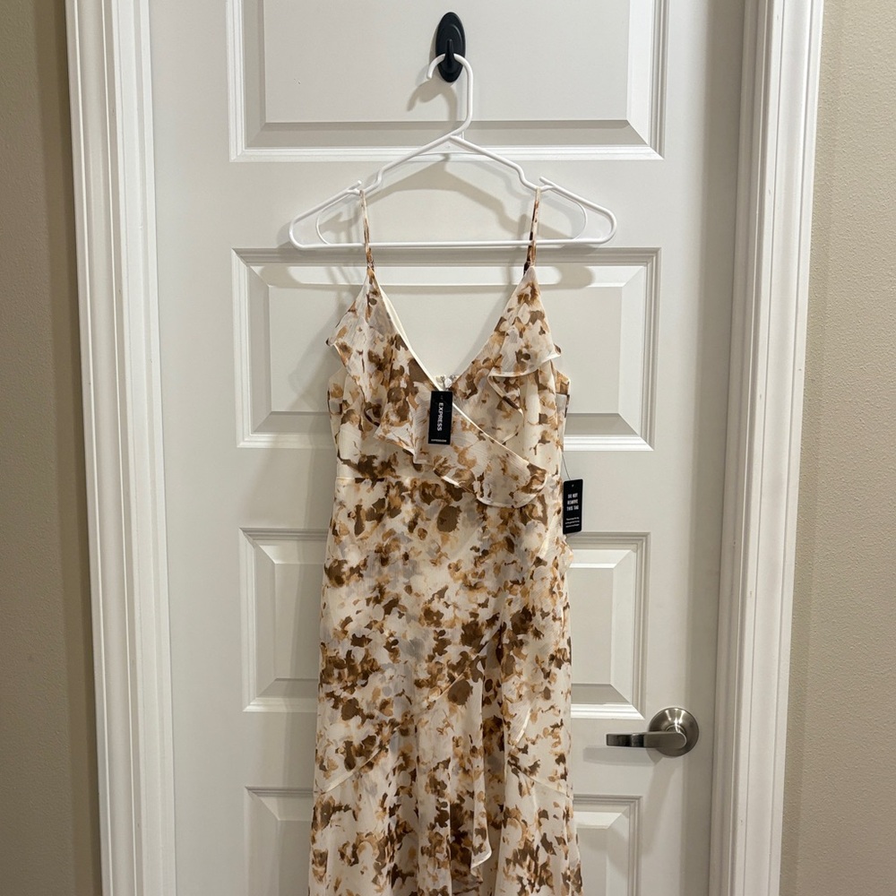 ✨NWT~Express Ruffle Maxi✨ - Picture 4 of 10